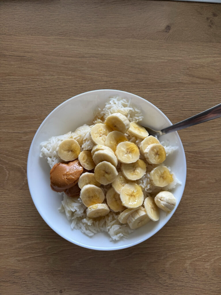 Dieta HYROX w praktyce: sprawdzony posiłek przedstartowy na bazie białego ryżu, banana i masy krówkowej.