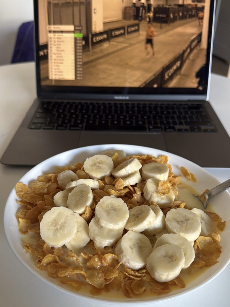 Lekkostrawny posiłek przedstartowy przed HYROX: płatki kukurydziane z bananem i napojem proteinowym.
